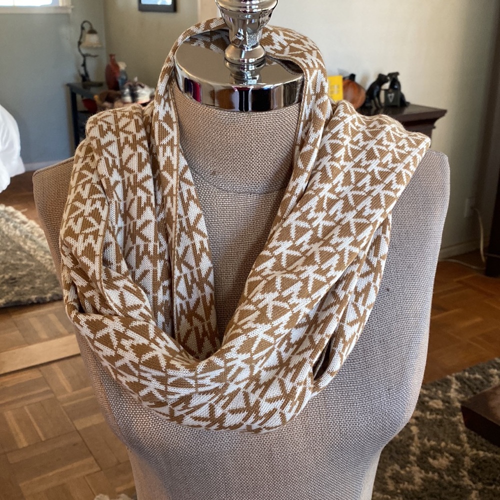 NWT Michael Michael Kors gorgeous scarf. So pretty and classic! - Picture 2 of 12